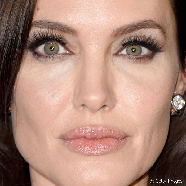 Angelina Jolie optou por destacar os olhos com tra?ado cl?ssico de delineador